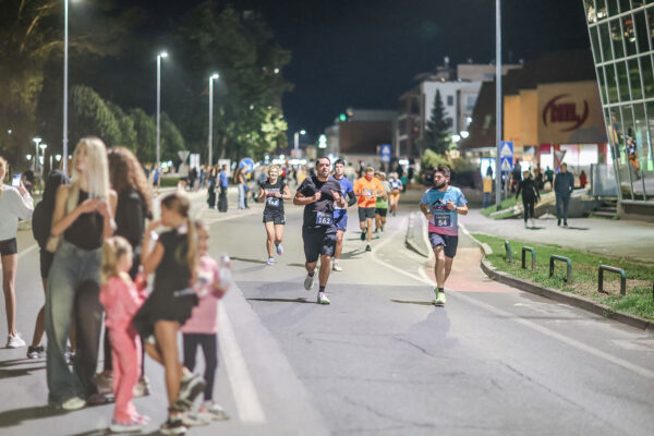 Stotine trkača na Mrkoj trci: Treća noćna atletska utrka ulicama Virovitice oborila rekord 56 543074684 1218779056945213 2448515898732539644 n