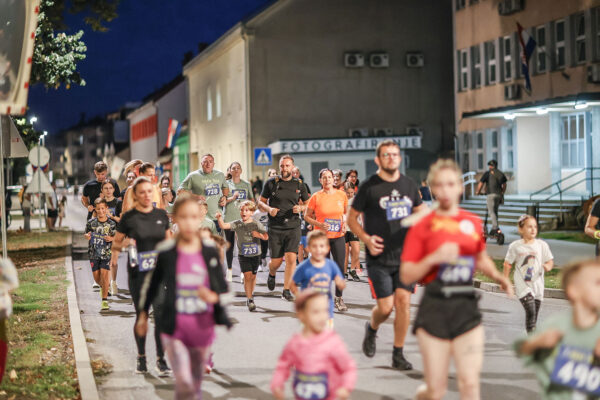 Stotine trkača na Mrkoj trci: Treća noćna atletska utrka ulicama Virovitice oborila rekord 1 543095533 1218778620278590 6752013836059543633 n