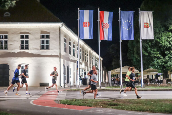 Stotine trkača na Mrkoj trci: Treća noćna atletska utrka ulicama Virovitice oborila rekord 4 543122155 1218777280278724 7372248798054653313 n