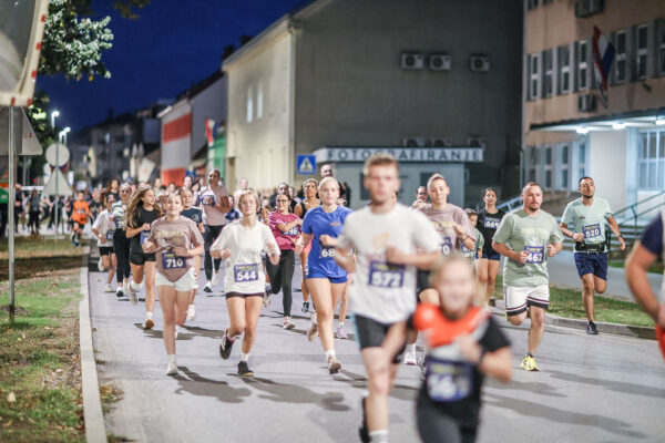 Stotine trkača na Mrkoj trci: Treća noćna atletska utrka ulicama Virovitice oborila rekord 12 543184546 1218778383611947 7307821181247317126 n