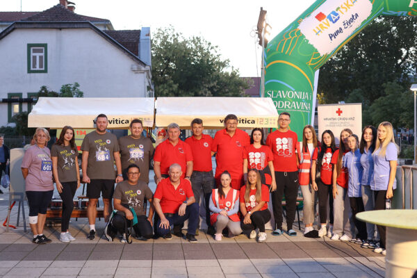 Stotine trkača na Mrkoj trci: Treća noćna atletska utrka ulicama Virovitice oborila rekord 21 544455030 1218779940278458 6202529504273035895 n