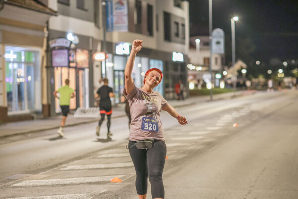 Stotine trkača na Mrkoj trci: Treća noćna atletska utrka ulicama Virovitice oborila rekord 26 544615677 1218779386945180 5253457869488731078 n