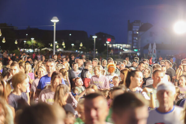Stotine trkača na Mrkoj trci: Treća noćna atletska utrka ulicama Virovitice oborila rekord 33 544732475 1218780190278433 8627092461013670298 n