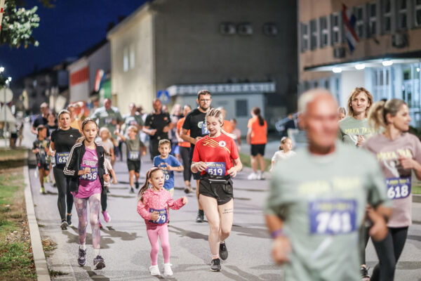 Stotine trkača na Mrkoj trci: Treća noćna atletska utrka ulicama Virovitice oborila rekord 36 544752627 1218778573611928 3868799714891429860 n