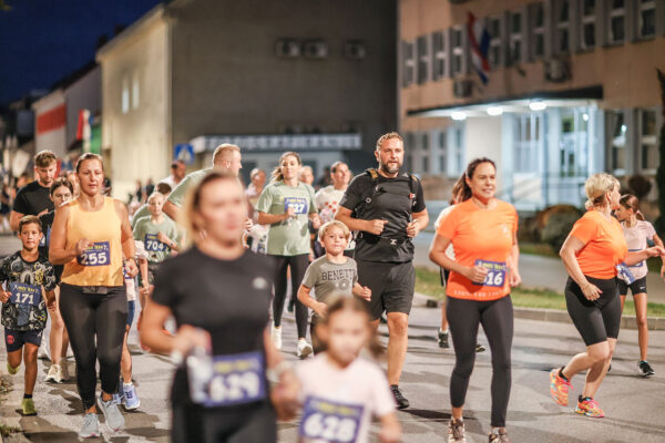 Stotine trkača na Mrkoj trci: Treća noćna atletska utrka ulicama Virovitice oborila rekord 40 544905672 1218778726945246 4526170843789038647 n