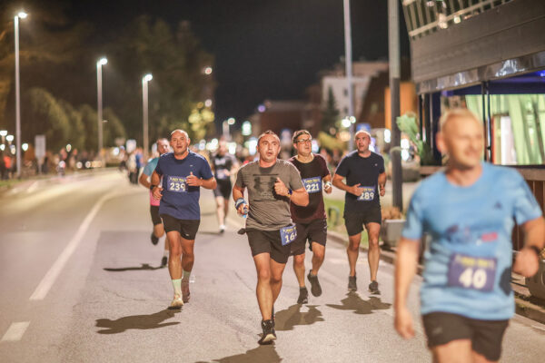 Stotine trkača na Mrkoj trci: Treća noćna atletska utrka ulicama Virovitice oborila rekord 41 544917347 1218778950278557 2373515173374276912 n