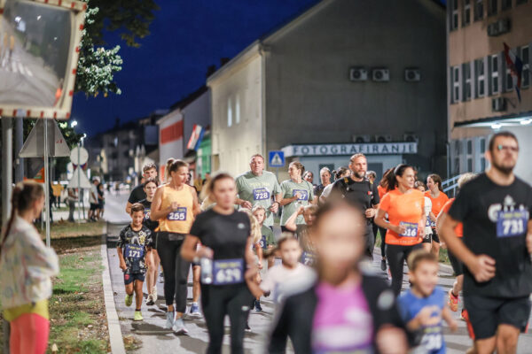 Stotine trkača na Mrkoj trci: Treća noćna atletska utrka ulicama Virovitice oborila rekord 44 544942834 1218778616945257 5293416935550151917 n