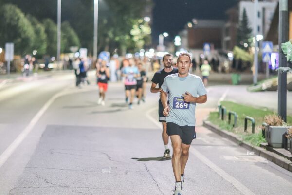 Stotine trkača na Mrkoj trci: Treća noćna atletska utrka ulicama Virovitice oborila rekord 47 545148204 1218778793611906 8128257424581821041 n
