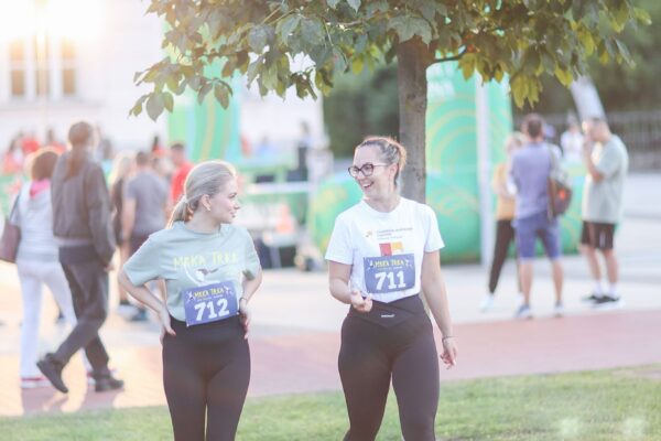 Stotine trkača na Mrkoj trci: Treća noćna atletska utrka ulicama Virovitice oborila rekord 48 545188258 1218778100278642 6499463073218566782 n