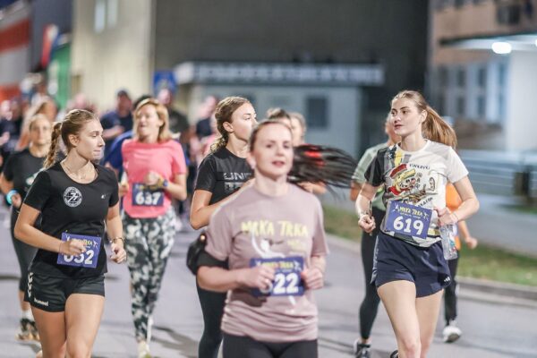 Stotine trkača na Mrkoj trci: Treća noćna atletska utrka ulicama Virovitice oborila rekord 51 545401692 1218778613611924 3219252782810564097 n