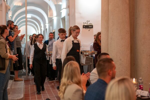 Gdje vino susreće umjetnost: U Dvorcu Pejačević održan još jedan Virovitica Wine & Art 8 555723689 1228452859317691 3175721514232239995 n