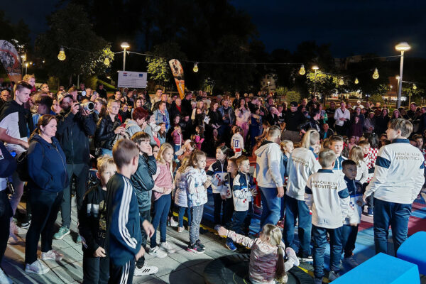 Šest trenera, brojni posjetitelji i jedna poruka: #BeActive Night pretvorio virovitičku šetnicu u veliku sportsku pozornicu 5 556007568 1205472094946137 357496290368539680 n