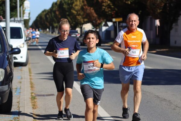 Brojni trkači i ove godine povezali Barcs i Viroviticu: Doznajte rezultate 33. polumaratona i male utrke na 3 kilometra 5 IMG 1769
