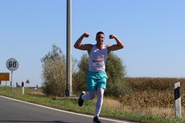 Brojni trkači i ove godine povezali Barcs i Viroviticu: Doznajte rezultate 33. polumaratona i male utrke na 3 kilometra 14 IMG 1848