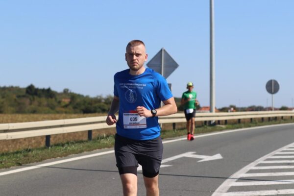 Brojni trkači i ove godine povezali Barcs i Viroviticu: Doznajte rezultate 33. polumaratona i male utrke na 3 kilometra 20 IMG 1913