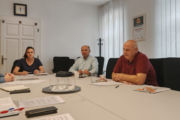 Izvođač radova uveden u posao – kreće izgradnja III. osnovne škole sa školskom dvoranom 2 IMG 20250916 120053
