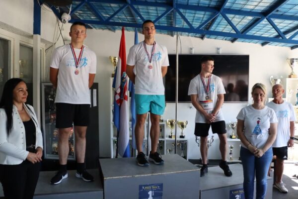 Brojni trkači i ove godine povezali Barcs i Viroviticu: Doznajte rezultate 33. polumaratona i male utrke na 3 kilometra 47 IMG 2054