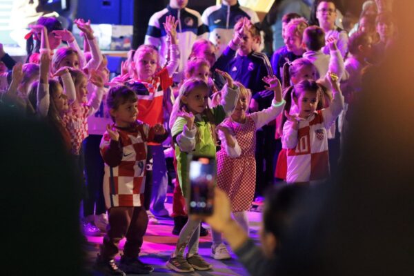 Šest trenera, brojni posjetitelji i jedna poruka: #BeActive Night pretvorio virovitičku šetnicu u veliku sportsku pozornicu 3 IMG 2508