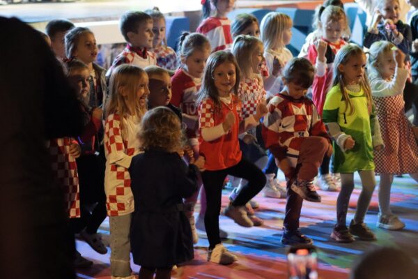 Šest trenera, brojni posjetitelji i jedna poruka: #BeActive Night pretvorio virovitičku šetnicu u veliku sportsku pozornicu 2 IMG 2511