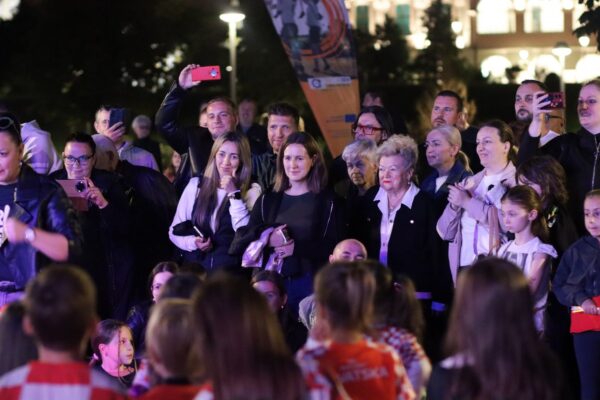 Šest trenera, brojni posjetitelji i jedna poruka: #BeActive Night pretvorio virovitičku šetnicu u veliku sportsku pozornicu 1 IMG 2520
