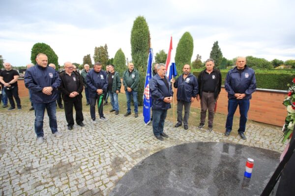 Fotogalerija: Polaganjem vijenca i paljenjem svijeća obilježena 34. obljetnica oslobađanja vojnog skladišta Šištat kraj Virovitice 1 IMG 2885 1200x800