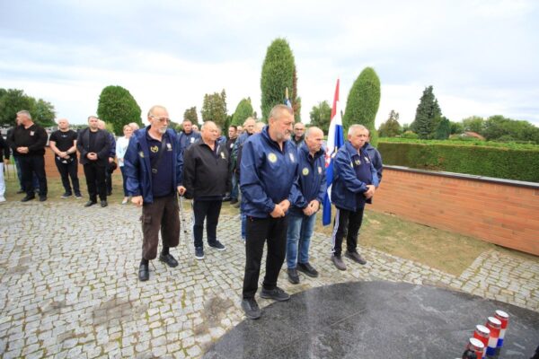 Fotogalerija: Polaganjem vijenca i paljenjem svijeća obilježena 34. obljetnica oslobađanja vojnog skladišta Šištat kraj Virovitice 3 IMG 2895 1200x800