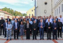 Biskup Ivo Martinović s dužnosnicima, među kojima je bio i gradonačelnik I. Kirin, u pripravi za Susret hrvatske katoličke mladeži u Požeškoj biskupiji