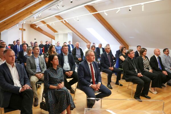 Biskup Ivo Martinović s dužnosnicima, među kojima je bio i gradonačelnik I. Kirin, u pripravi za Susret hrvatske katoličke mladeži u Požeškoj biskupiji 1 IMG 3612