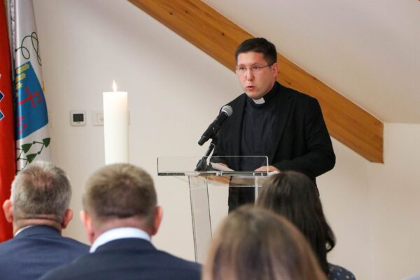 Biskup Ivo Martinović s dužnosnicima, među kojima je bio i gradonačelnik I. Kirin, u pripravi za Susret hrvatske katoličke mladeži u Požeškoj biskupiji 2 IMG 3621