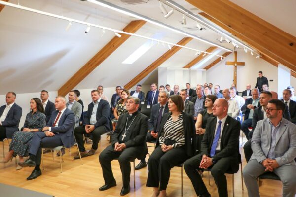 Biskup Ivo Martinović s dužnosnicima, među kojima je bio i gradonačelnik I. Kirin, u pripravi za Susret hrvatske katoličke mladeži u Požeškoj biskupiji 3 IMG 3623