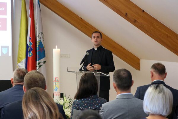 Biskup Ivo Martinović s dužnosnicima, među kojima je bio i gradonačelnik I. Kirin, u pripravi za Susret hrvatske katoličke mladeži u Požeškoj biskupiji 5 IMG 3637