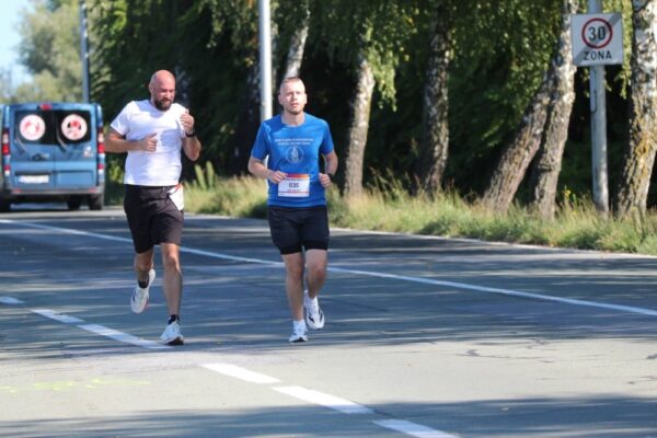 Brojni trkači i ove godine povezali Barcs i Viroviticu: Doznajte rezultate 33. polumaratona i male utrke na 3 kilometra 77 IMG 8345