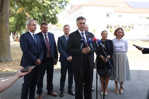 Premijer Andrej Plenković: Vlada RH će i dalje podupirati sve projekte u Virovitičko-podravskoj županiji 9 press sjednica vpz nakon 8