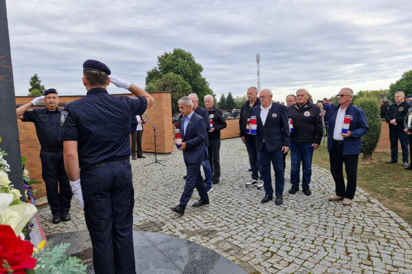 Fotogalerija: Polaganjem vijenaca i paljenjem lampiona obilježena 34. obljetnice oslobađanja virovitičke vojarne 8 vijenci vtc vojarna 22