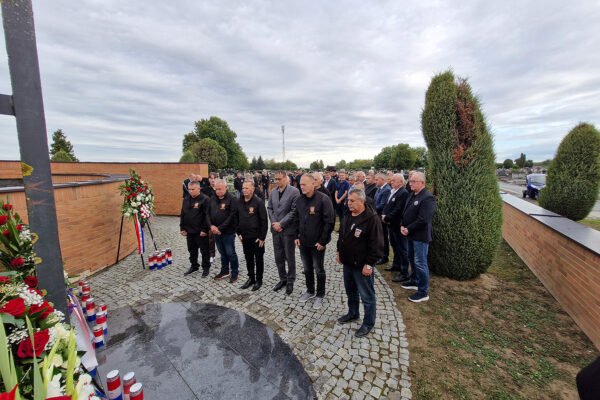 Fotogalerija: Polaganjem vijenaca i paljenjem lampiona obilježena 34. obljetnice oslobađanja virovitičke vojarne 14 vijenci vtc vojarna 36