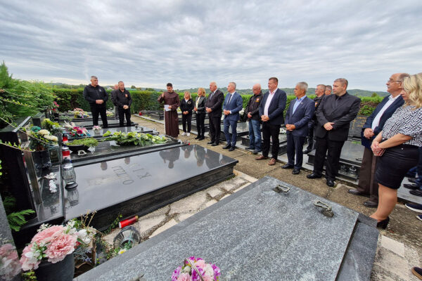 Fotogalerija: Polaganjem vijenaca i paljenjem lampiona obilježena 34. obljetnice oslobađanja virovitičke vojarne 16 vijenci vtc vojarna 41