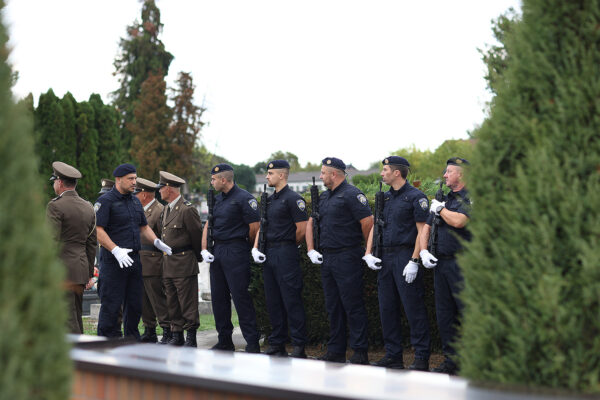 Fotogalerija: Polaganjem vijenaca i paljenjem lampiona obilježena 34. obljetnice oslobađanja virovitičke vojarne 17 vijenci vtc vojarna 43