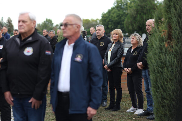 Fotogalerija: Polaganjem vijenaca i paljenjem lampiona obilježena 34. obljetnice oslobađanja virovitičke vojarne 27 vijenci vtc vojarna 74