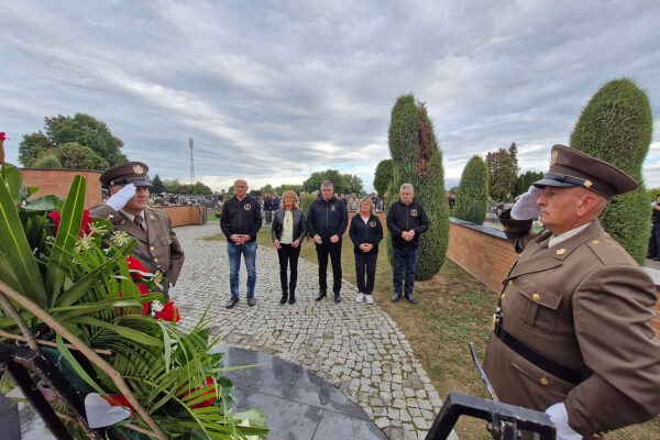 Fotogalerija: Polaganjem vijenaca i paljenjem lampiona obilježena 34. obljetnice oslobađanja virovitičke vojarne 3 vijenci vtc vojarna 8