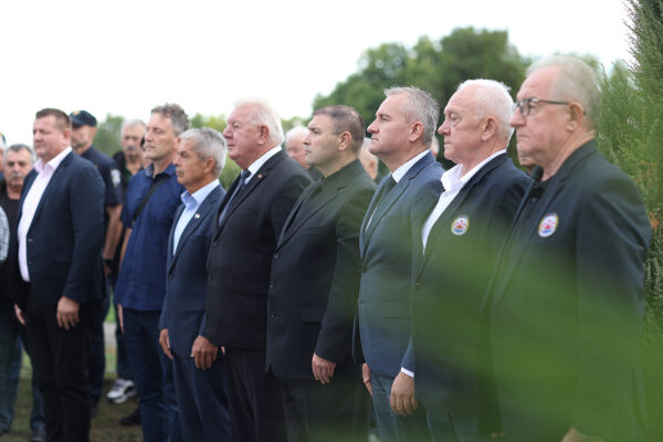 Fotogalerija: Polaganjem vijenaca i paljenjem lampiona obilježena 34. obljetnice oslobađanja virovitičke vojarne 31 vijenci vtc vojarna 99