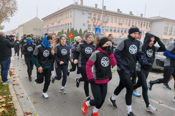Memorijalni ultramaraton Virovitica – Vukovar: „Glasnici istine“ i prijatelji i ove godine trče 170 km 2 488256001 1065448575615157 5728670272167727987 n