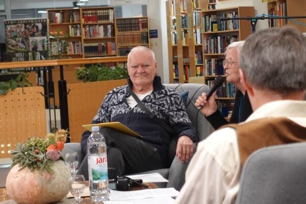 Stihovi zlatne dobi: U Gradskoj knjižnici i čitaonici Virovitica održana poetsko-glazbena večer „Godine su samo brojke“ 4 DSC08077