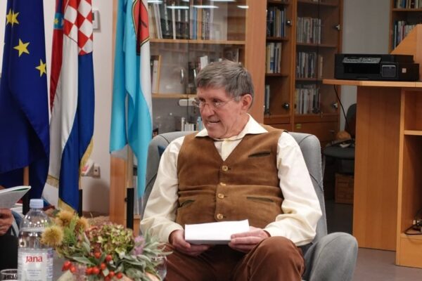 Stihovi zlatne dobi: U Gradskoj knjižnici i čitaonici Virovitica održana poetsko-glazbena večer „Godine su samo brojke“ 6 DSC08083