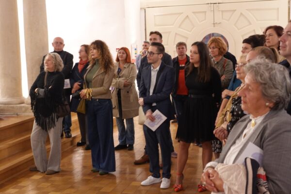 Kada svjetlo iz prošlosti ponovno zasja: U virovitičkom Muzeju otvorena izložba raritetnih svjetiljki i fenjera 15 DSC08336