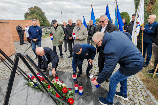 Obljetnica osnutka 127. brigade HV: Sveta misa i polaganje vijenaca u čast poginulim braniteljima 8 IMG 20251002 091057