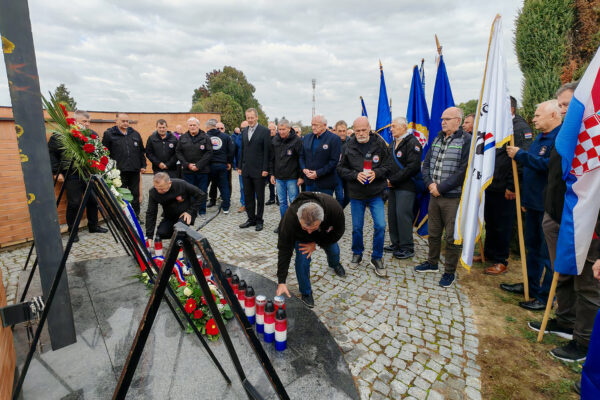 Obljetnica osnutka 127. brigade HV: Sveta misa i polaganje vijenaca u čast poginulim braniteljima 12 IMG 20251002 091304