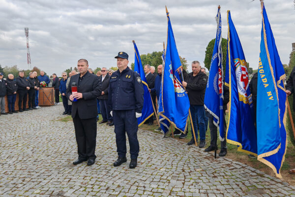 Obljetnica osnutka 127. brigade HV: Sveta misa i polaganje vijenaca u čast poginulim braniteljima 15 IMG 20251002 091409