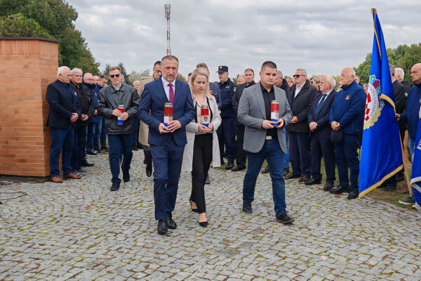 Obljetnica osnutka 127. brigade HV: Sveta misa i polaganje vijenaca u čast poginulim braniteljima 17 IMG 20251002 091535