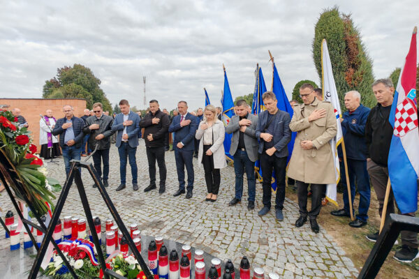 Obljetnica osnutka 127. brigade HV: Sveta misa i polaganje vijenaca u čast poginulim braniteljima 18 IMG 20251002 091558
