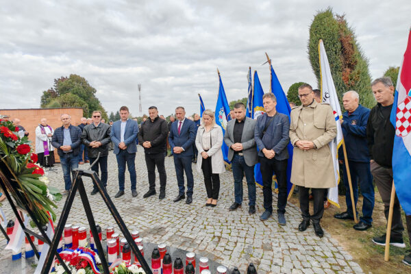 Obljetnica osnutka 127. brigade HV: Sveta misa i polaganje vijenaca u čast poginulim braniteljima 19 IMG 20251002 091600 1